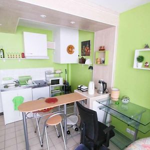 Studio Pigalle Montmartre De 25 M2 - 2 Minutes De La Station Metro Pigalle - 2 Lits Simples Type Gigogne Pour 2 Personnes - Quartier Hypertouristique - Cabaret Moulin Rouge A 200 M, Cafe Aux Noctambules ,Cabaret Chez Michou-Restaurants-Saunas